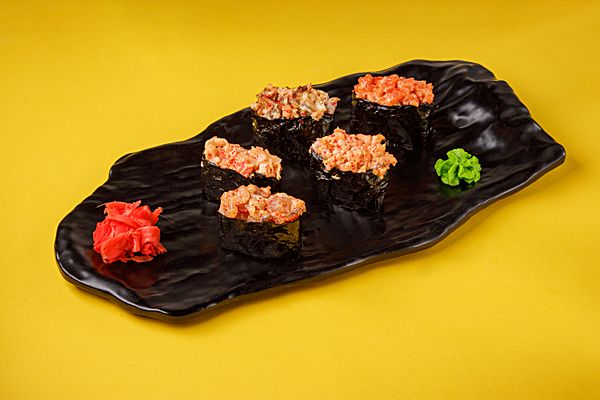 Гункан с лососем