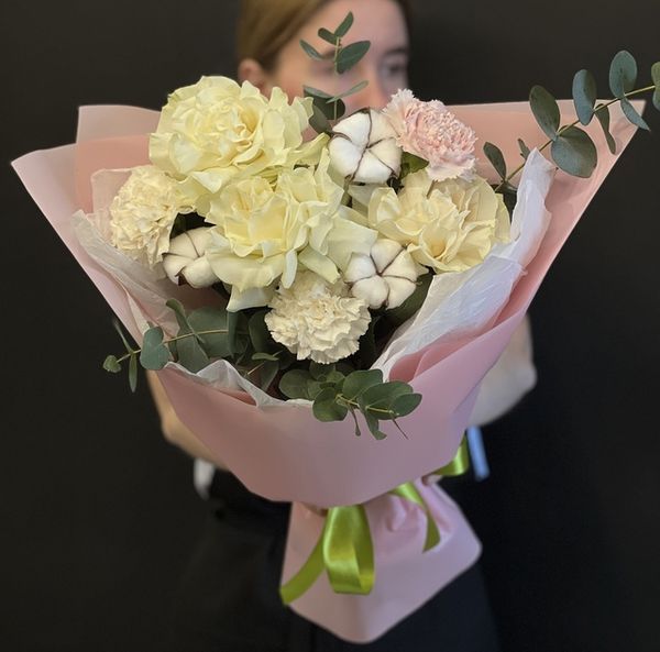 Букет с французскими розами и хлопком