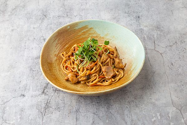 Удон с курицей в ореховом соусе