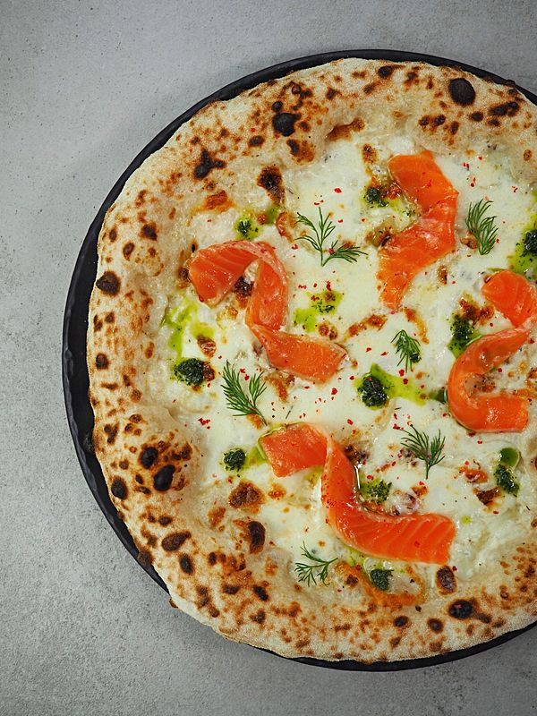 Слабосолёный лосось, сĸаморца, песто