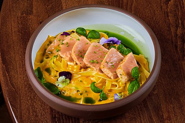 Паста с лососем татаки и молочной кукурузой