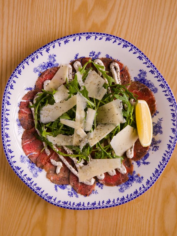 Карпаччо из говядины с трюфельным кремом