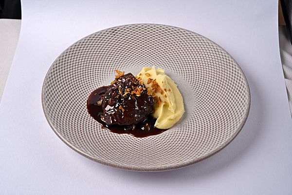 Говяжьи щечки с картофельным пюре и жемчужным луком