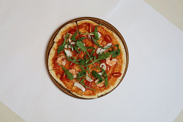 Пицца с тигровыми креветками, кальмаром и томатами черри