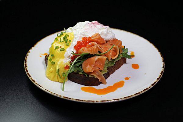 Бенедикт на бриоши с лососем и соусом голландез