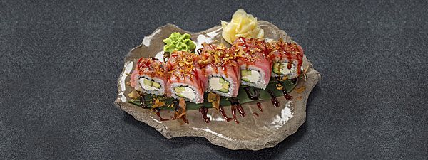 Ролл с тунцом и авокадо