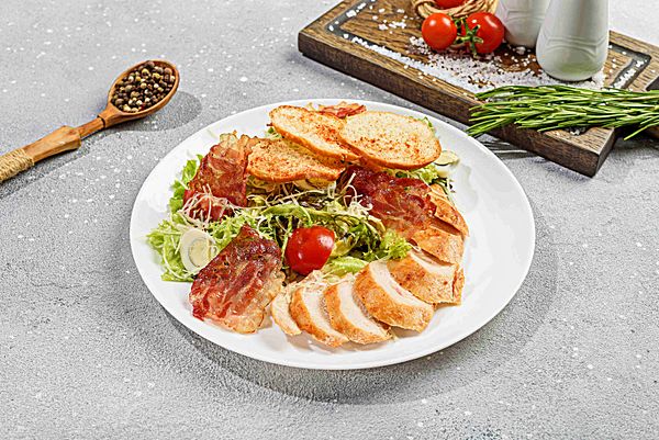 Цезарь с курицей и чипсами из бекона