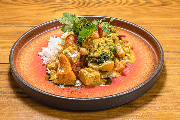 Пряные овощи карри с гарниром на выбор