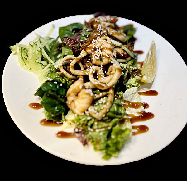 Салат морской коктейль с медово-горчичным соусом