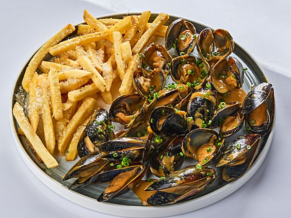 Черноморские мидии в соусе карри с картофелем фри