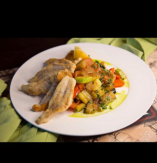 Хрустящее филе бычка под сочным овощным рататуем