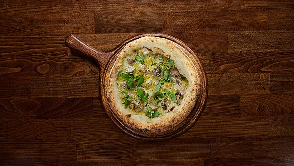 Пицца с белыми грибами и трюфельным маслом