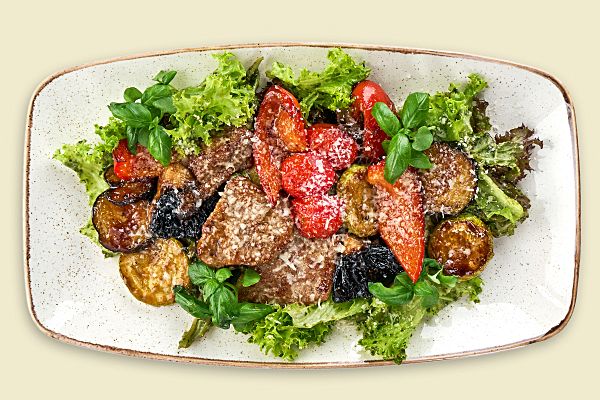 Теплый салат с телятиной и овощами гриль