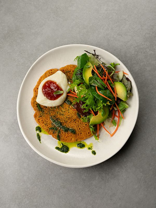 Нутовый блинчик с конфи из томатов, муссом из цветной капусты и салатом