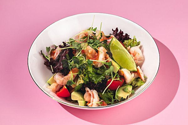 Салат с креветкой и шпинатом