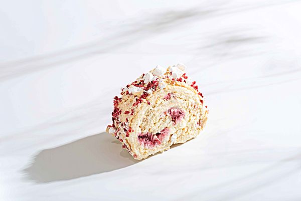 Меренговый рулет с малиной и миндальной крошкой