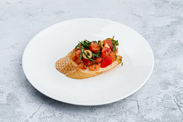 Брускетта с томатной сальсой