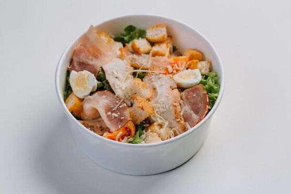 Салат цезарь с курицей и беконом