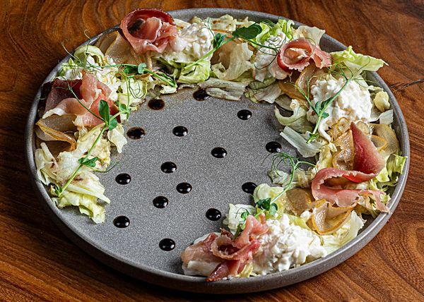 Сахарные слайсы груши с прошутто и сыром страчателла