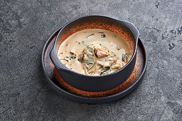 Сливочный суп с форелью, мидиями и фунчозой