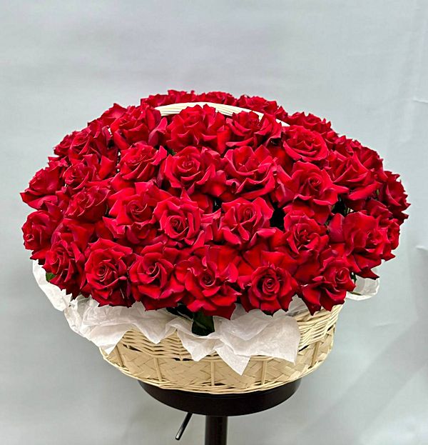 51 французская красная роза в корзине