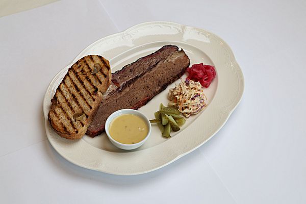 Сочный брискет с коул слоу и горчичным соусом