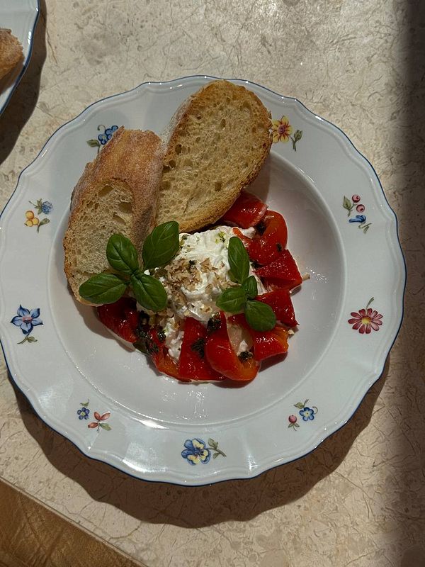 Страчателла с печеным перцем и песто