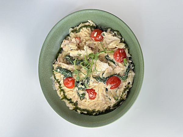 Ризони с индейкой, шпинатом, помидорами черри и пармезаном под сливочном соусом