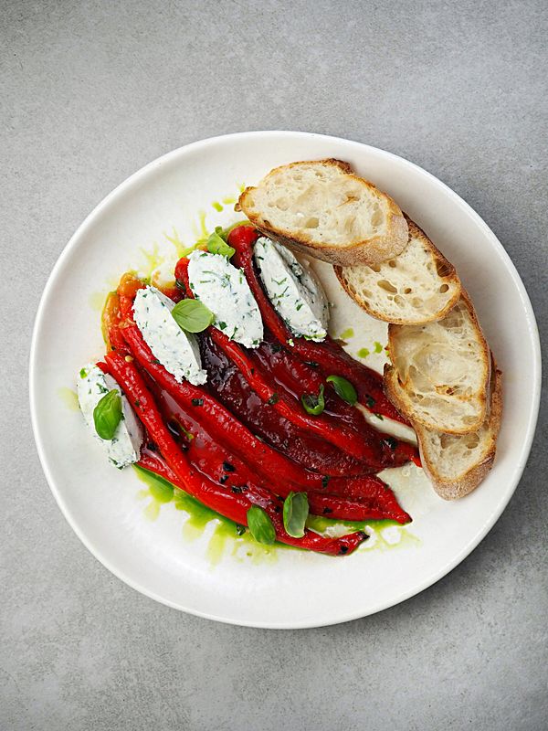 Перцы рамиро с дор блю, рикоттой и багетом