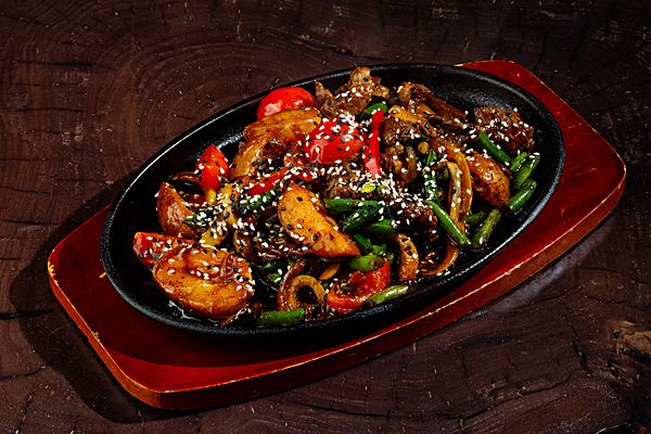 Сковородка с говядиной и овощами