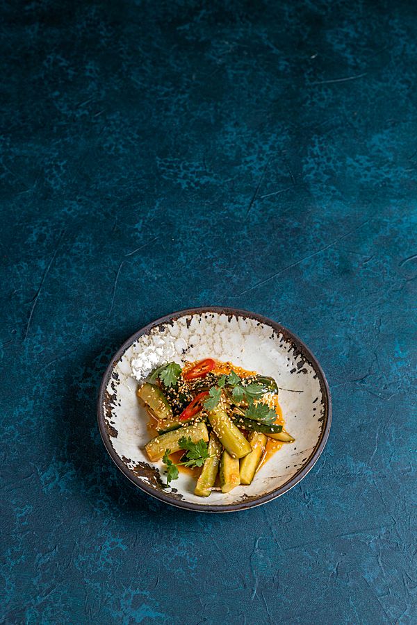 Битые огурцы с кунжутом и кинзой