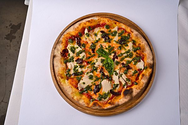 Пицца с филе цыпленка и соусом песто