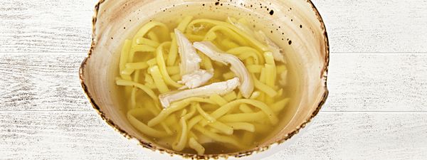 Бульон куриный с домашней лапшой