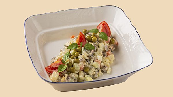 Оливье с томлеными говяжьими щечками