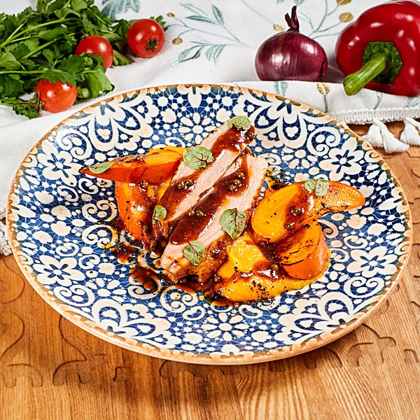 Утиное филе с тыквенным пюре и хурмой