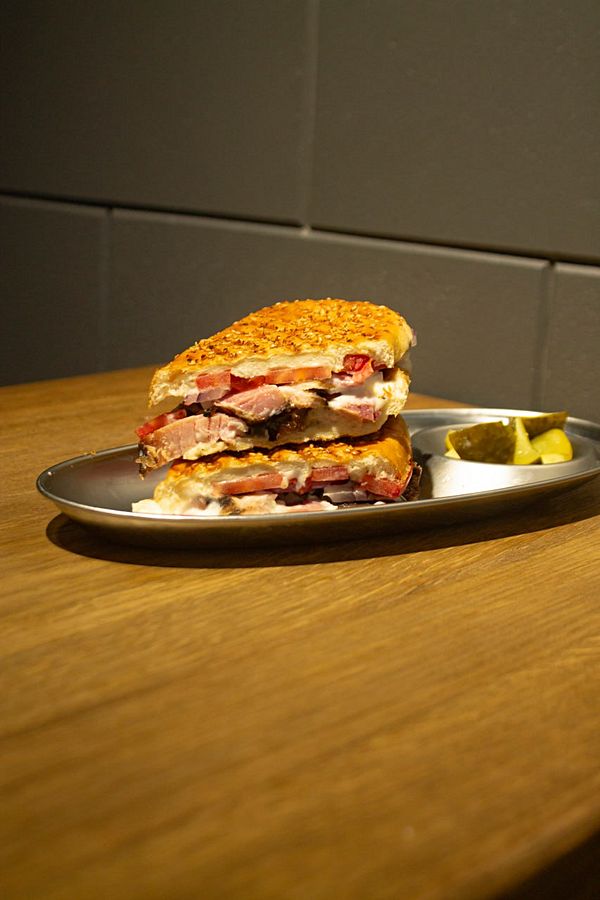 Сэндвич Миссисипи с копченой грудинкой