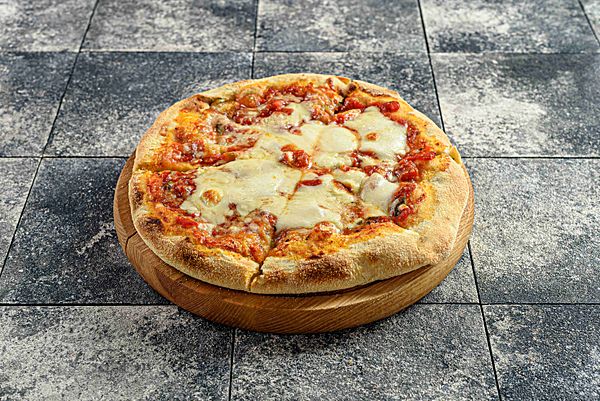 Хачапури с томленой говядиной и томатным соусом