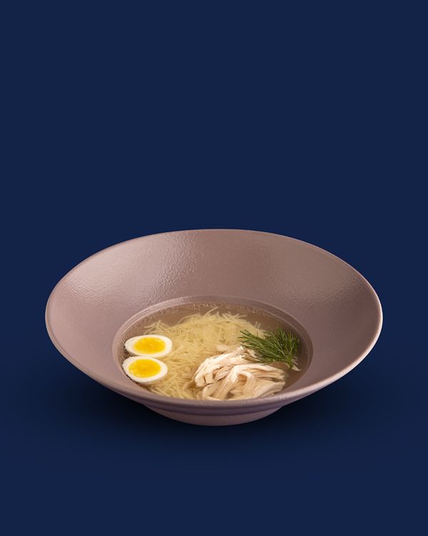 Бульон с куриным мясом, лапшой и перепелиным яйцом