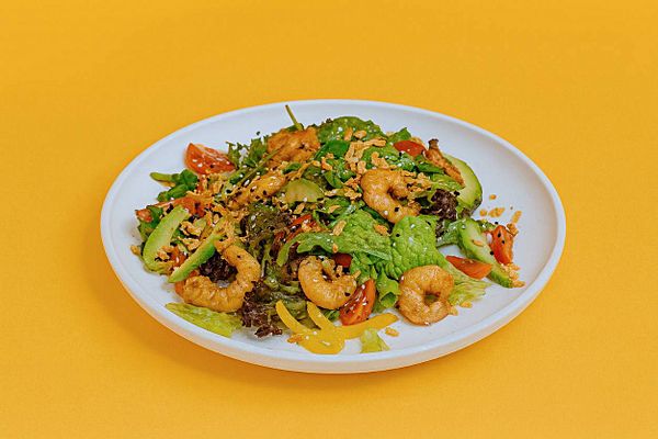 Салат с креветками и манго