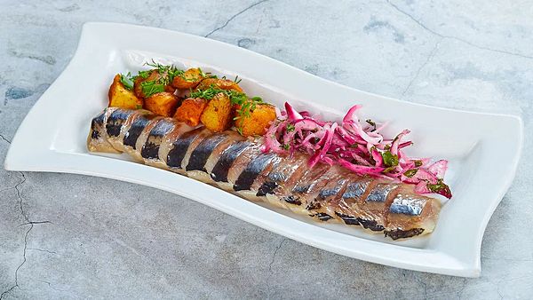 Сельдь собственного посола с запеченным картофелем и маринованным ялтинским луком