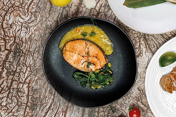 Стейк лосося со шпинатом