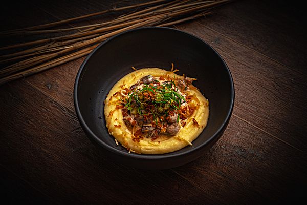 Строганов из говяжьей вырезки, с грибами и картофельным пюре