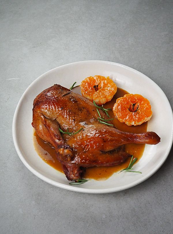 Половина запеченной утки с соусом демигляс и карамелизированными мандаринами