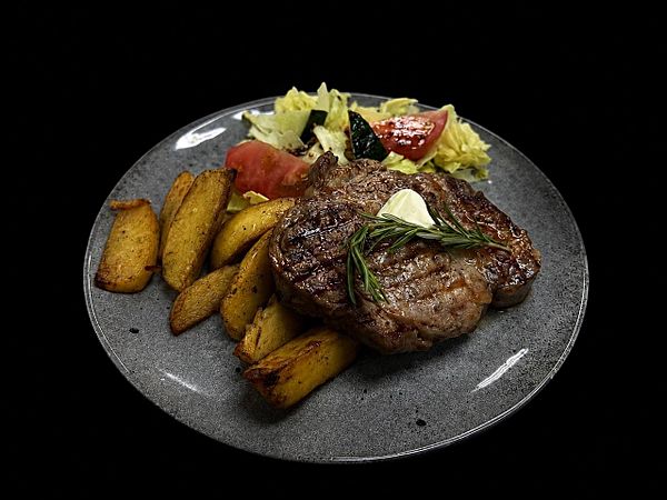 Стейк из свиного ошейка с салатом и домашним картофелем