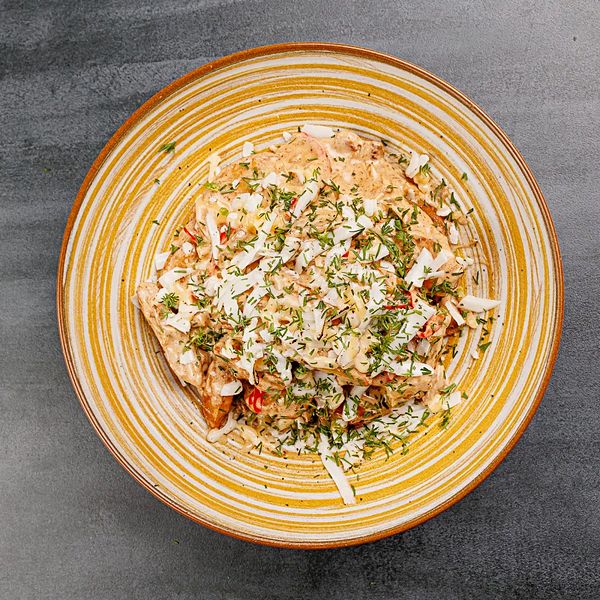 Сковородка с курицей в сливочном соусе