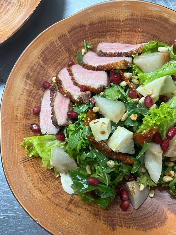 Салат с филе утки и карамелизированной грушей и сыром бри