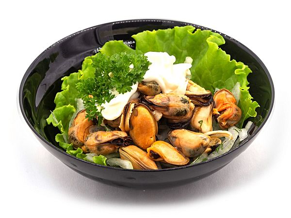 Мидии маринованные с луком