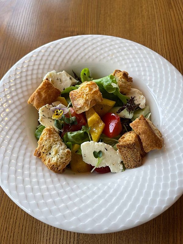 Салат деревенский с домашней брынзой и ароматной чиабаттой