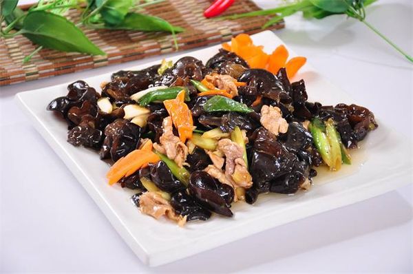 Жаренное мясо с грибами и луком