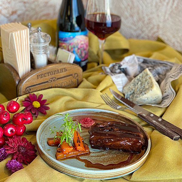 Томленые говядина, соус Порто, глазированная морковь, крем из голубого сыра